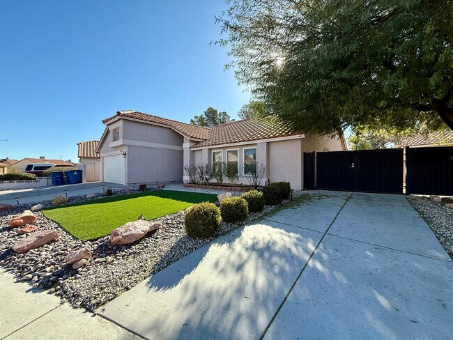Building Photo - COMING SOON AVAIL 2/7/25- UPDATED 3BD/2BA ...