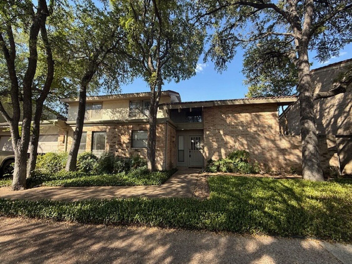 Foto principal - Prestigious Gated Living in Mission Trace-...