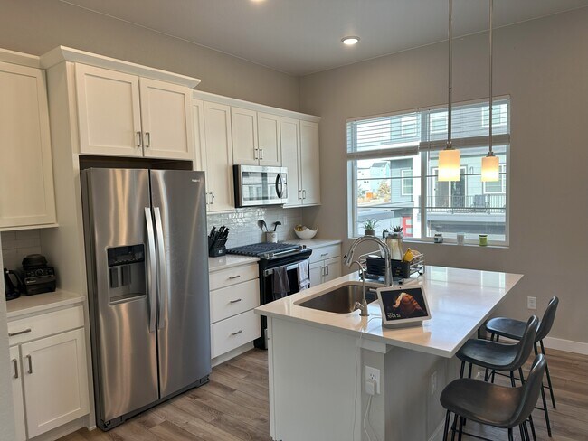 Building Photo - 1566 W 67th Dr