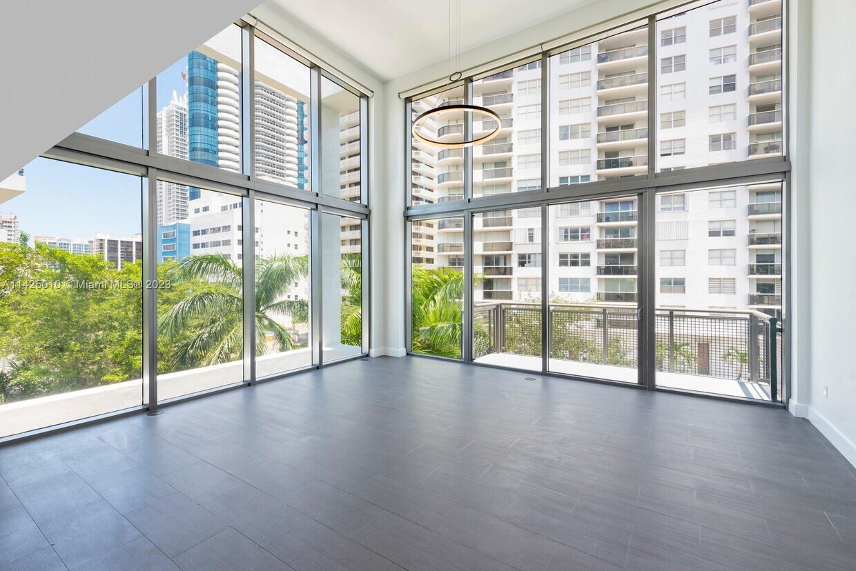 Primary Photo - 6000 Collins Ave