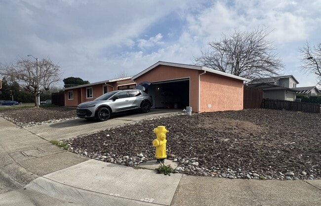Building Photo - Newly Remodeled 3 bedroom 2 bath home in a great Location.