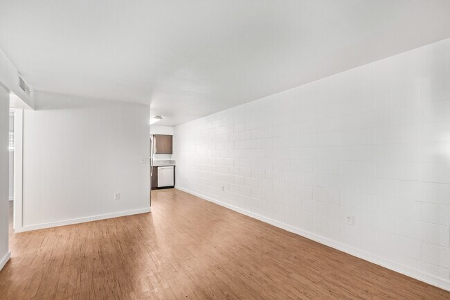 Building Photo - 109 E Broadway Rd