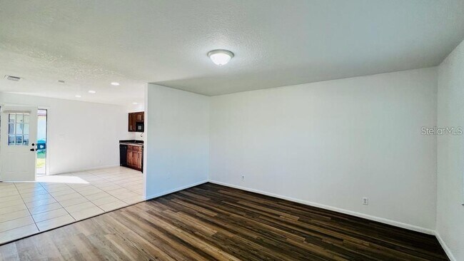 Building Photo - 909 W Orange St