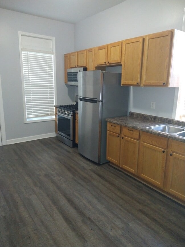 Building Photo - 209 S Albany Ave