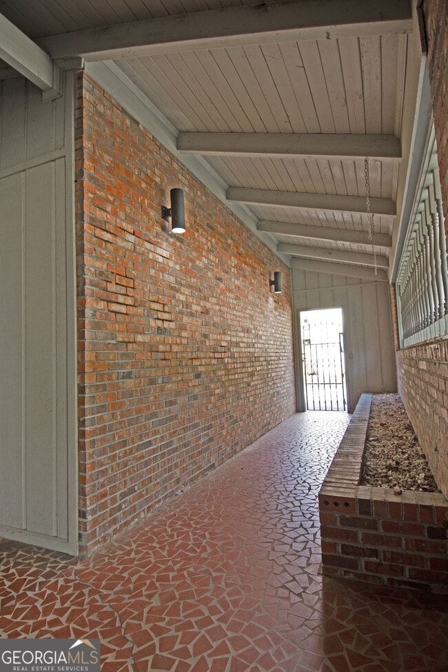 Building Photo - 305 Pinemount Dr