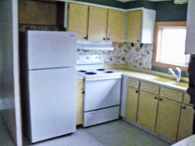 Building Photo - 106 W 2nd St