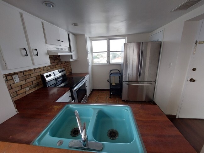 Building Photo - 8000 Harding Ave