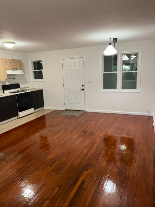 Primary Photo - 12 White St