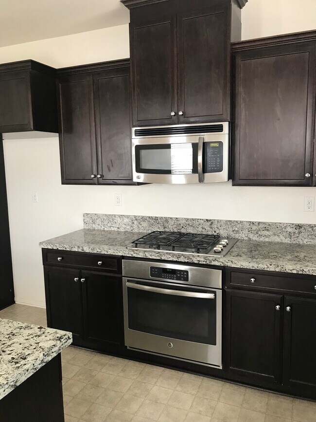 Foto del edificio - Beautiful Eastvale Newer Home