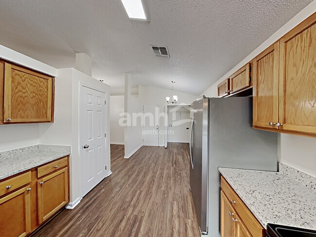 Foto del edificio - 7590 Fawn Lake Dr N