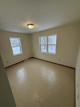 Building Photo - 722 Crooks St