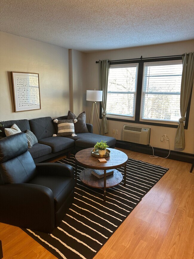 Foto del edificio - 2536 Dupont Ave S