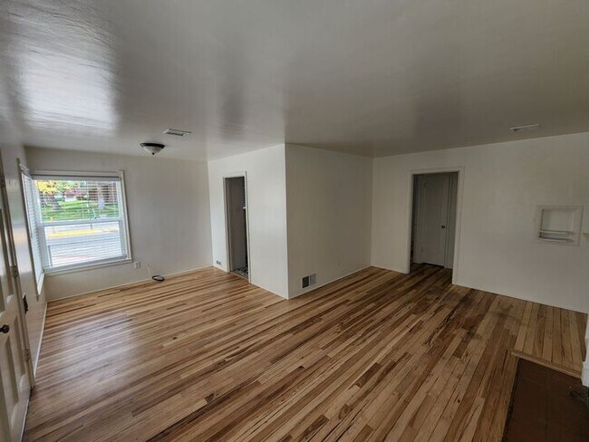 Foto del edificio - COMING SOON! NEWLY REMODELED UNIT!