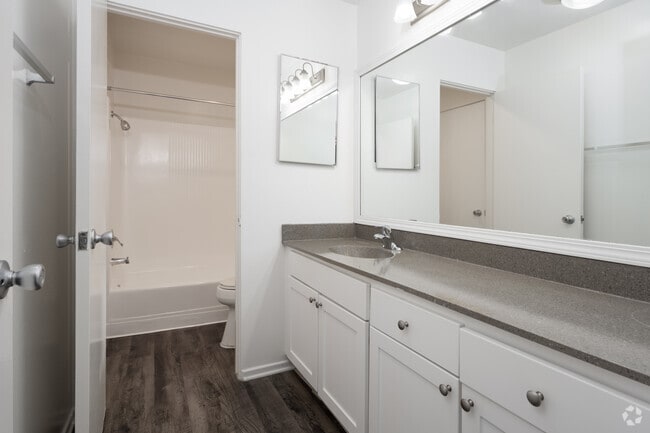 2 habitaciones, 1 baño - 850 pies cuadrados - Baño - Lincoln-Moody Apartments