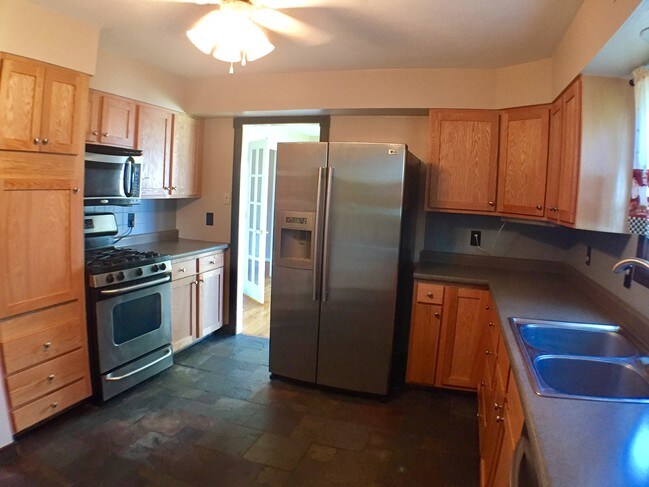 Building Photo - 827 Oaklawn Ave