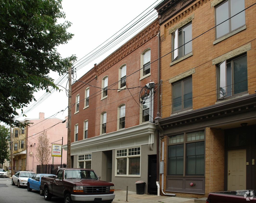 Building Photo - 211-213 W 7th St