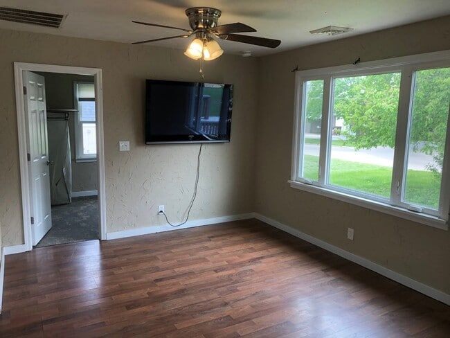 Building Photo - Cute 1 Bedroom House!!