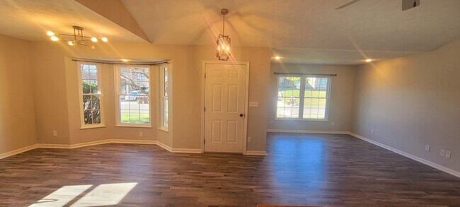 Building Photo - 470 Yale Dr