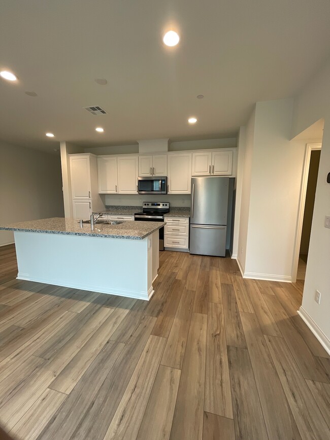 Building Photo - 3018 Glenmore St