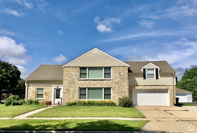 1 garage & 1 outdoor space - 2105 Ludington Ave