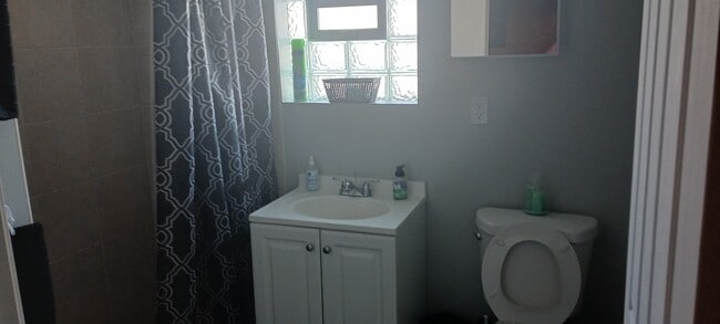 Foto del edificio - 1301 W 73rd St