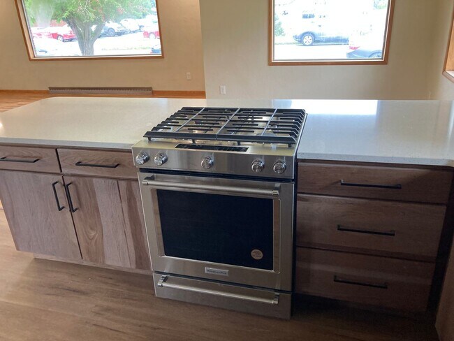 Foto del edificio - STATUS: AVAILABLE |R274B| $2195