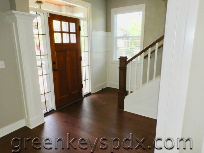 Building Photo - Gorgeous Like-New 4-Bedroom House in a Gre...