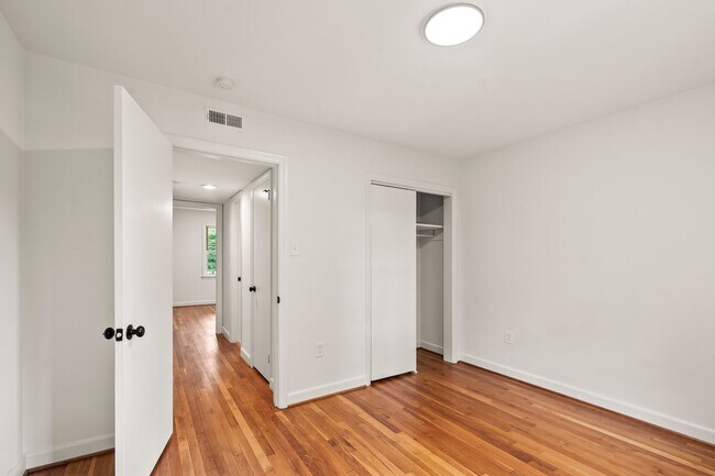Foto del edificio - 1640 W Northwest Blvd