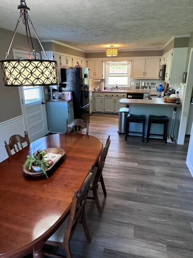 Building Photo - 3 Bed/3 Bath.  Pet Friendly.  Master on Main