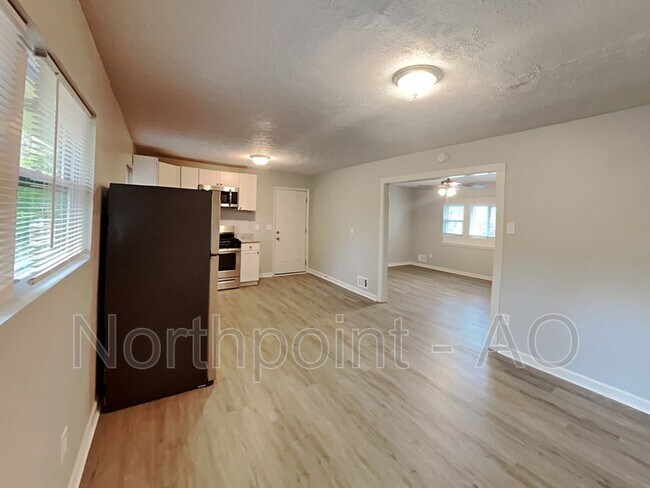 Foto del edificio - 8020 Kendrick Rd