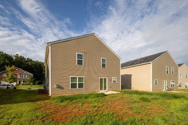 Building Photo - Spacious house with large office and 3 bedrooms in pool community. Available after July 10!