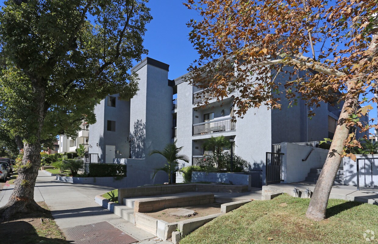 Building Photo - 331 W Wilson Ave