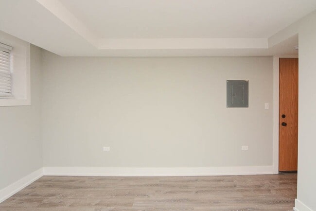 Building Photo - 430 W Belden Ave