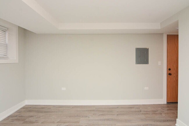Building Photo - 438 W Belden Ave
