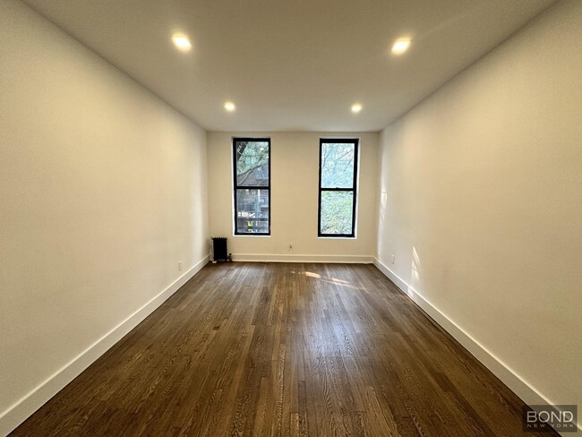 Building Photo - 156 E 85th St