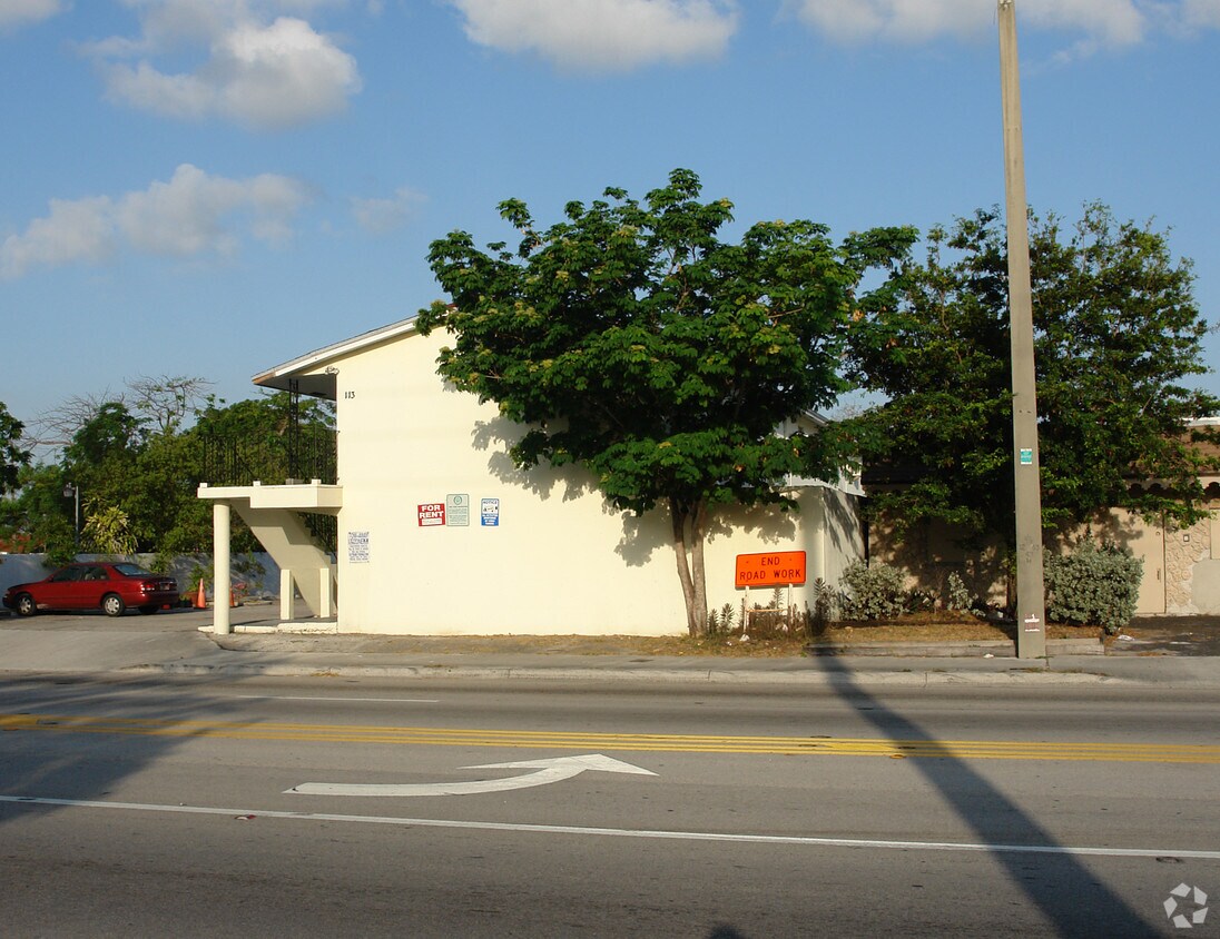 Building Photo - 113 NW 27th Ave