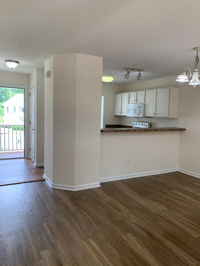 Building Photo - 2 Bedroom, 2 Bath Condo in Holton Place - ...