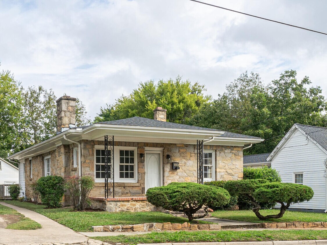 Primary Photo - 1113 E Martin St
