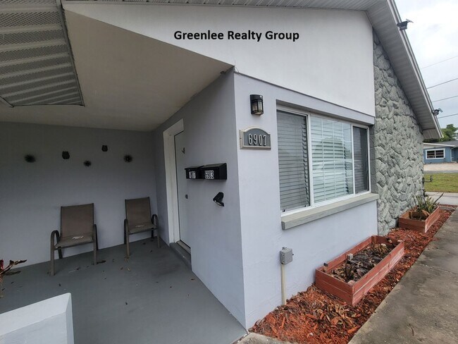 Foto del edificio - Walk to Downtown New Port Richey – Updated 2 Bed / 1 Bath Duplex!