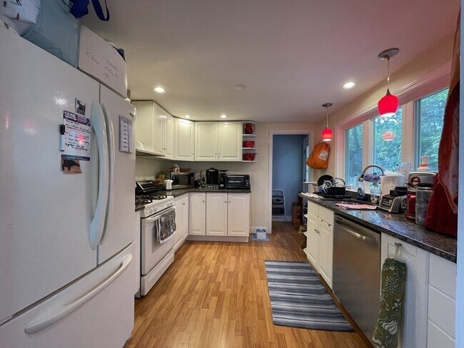 Foto del edificio - 235 Pine Hill Cir