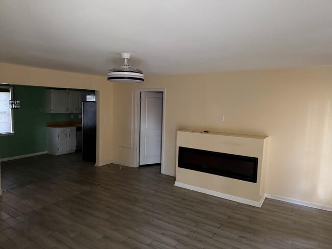 Building Photo - 6615 Hartford Dr