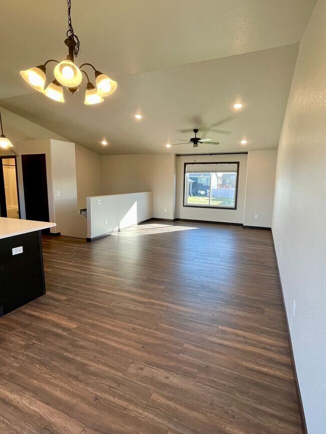 Foto del edificio - * LIMITED-TIME: $750 Move-In Credit * 4 Bedroom, 3 Bathroom with Office for Rent