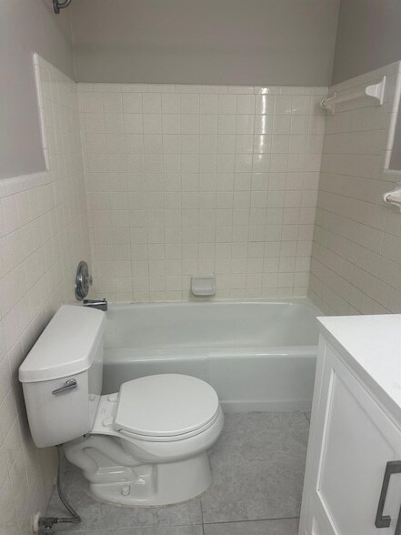 Building Photo - 2725 Middle River Dr