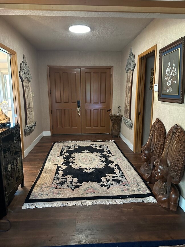 Front door and entry way - 317 W Banbury Dr