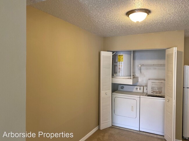 Building Photo - 345 Lakepointe Dr