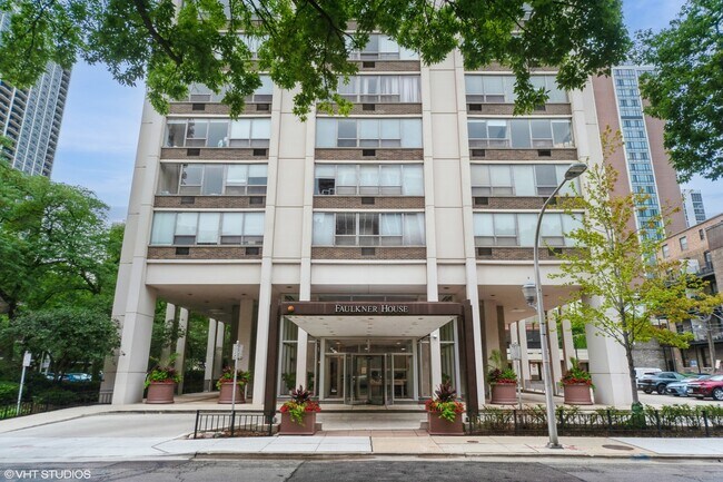 Foto del edificio - 70 W Burton Pl