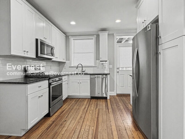 Building Photo - 4 Bed/3 Bath Townhome with In-Unit Laundry / Available Now!