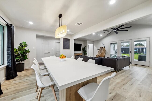 Foto del edificio - 5615 Cerritos Dr