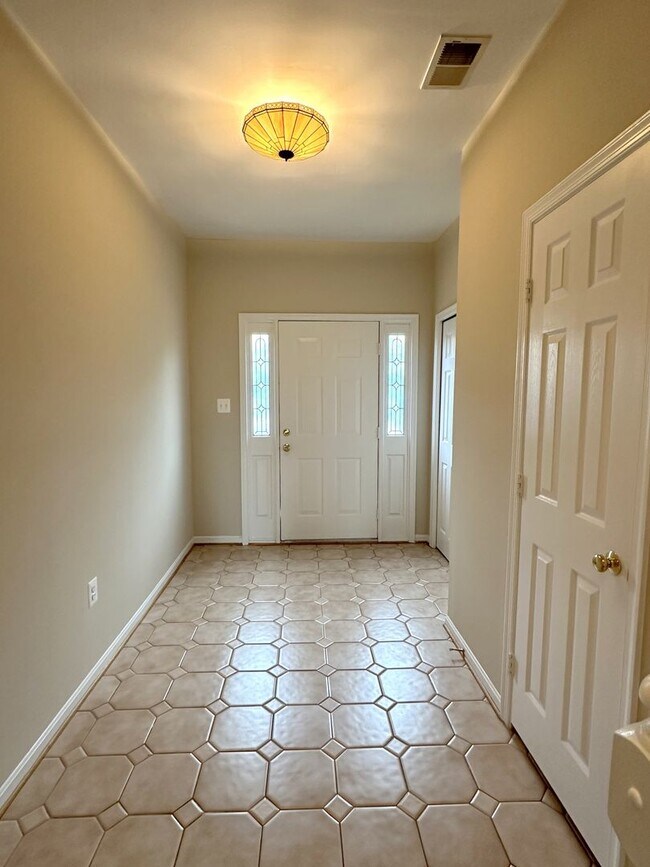 Foto del edificio - Beautiful Lakefront 3 Bed 2.5 Bath 3 Level...