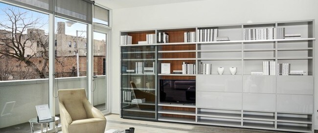 Foto del edificio - 875 N Franklin St